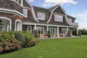 Jennifer Lopez Hamptons house - 3-acre spread in Water Mill New York.jpg